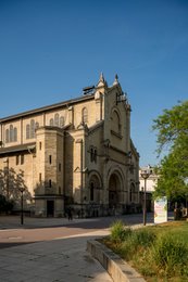 Bell-tower;-Church;-Cut-stone;-Haussmann-era-buildings;-Historic-monument;-Jules-Astruc;-Kaleidos;-Kaleidos-images;-La-parole-à-limage;-Notre-Dame-du-Travail-church;-Paris;-Parisian-heritage;-Pedestrian;-Places-of-worship;-Public-square;-Religious-architecture;-Romanesque-style;-Stories-Pictures;-Tarek-Charara